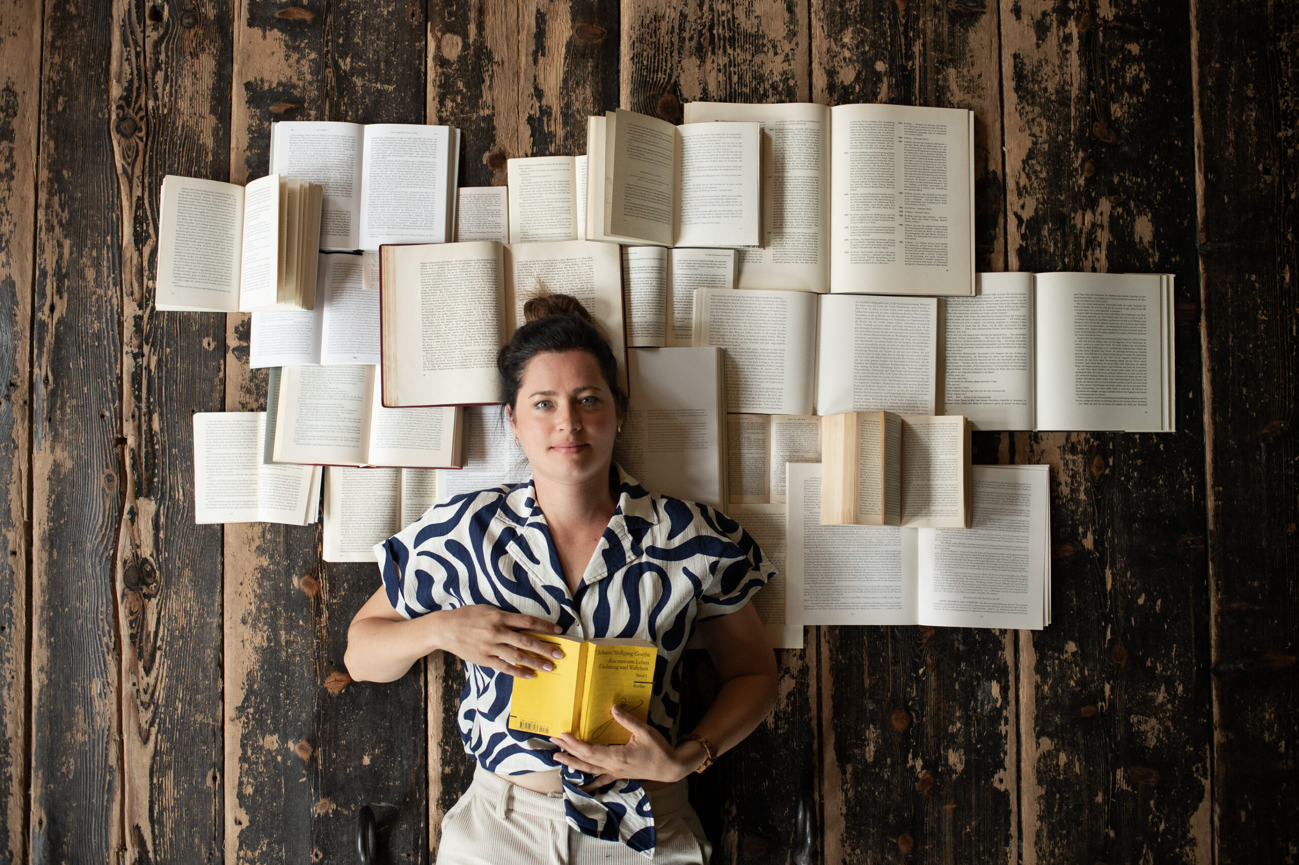 Autorin mit Büchern